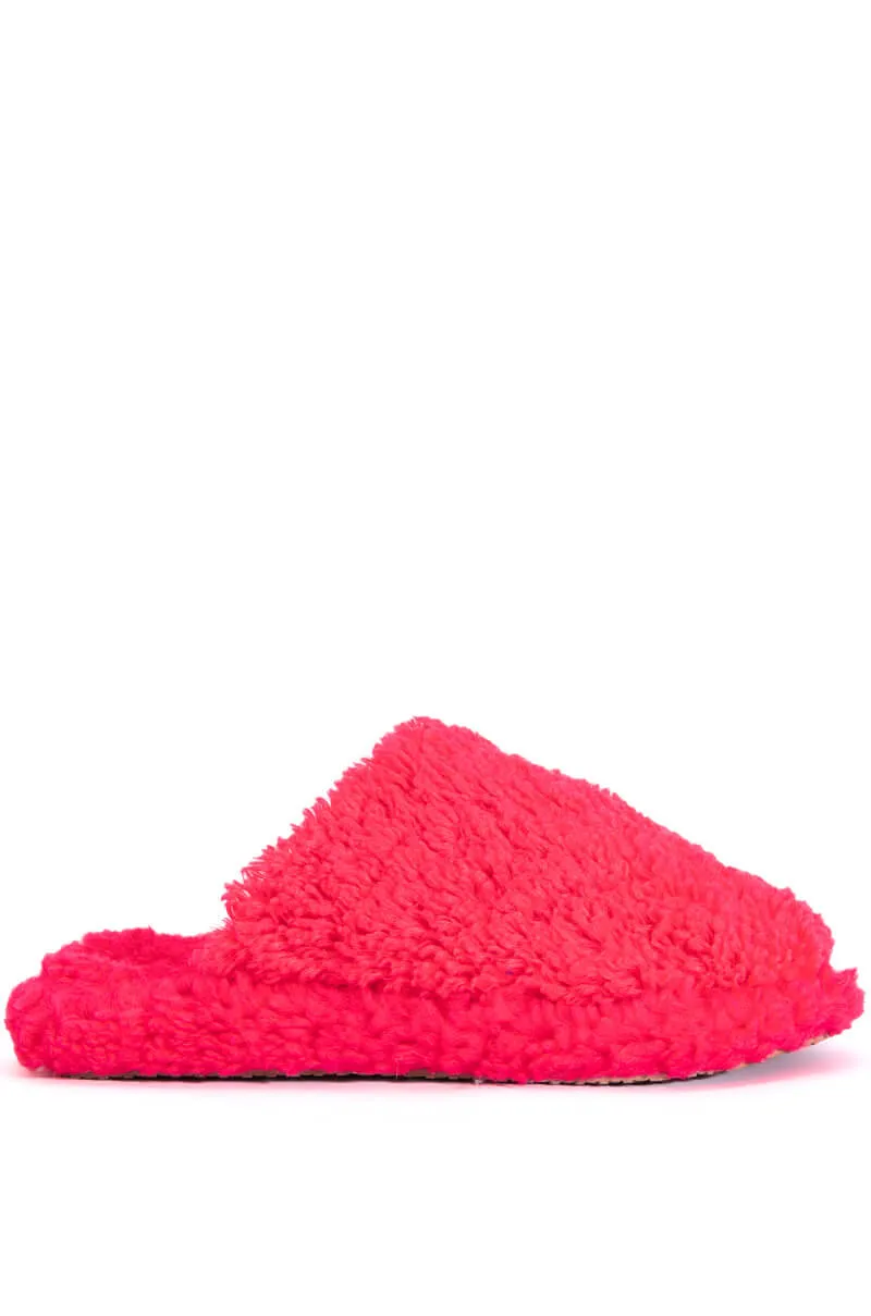 AKIRA CHICA FLUFFY SLIPPER IN FUCHSIA