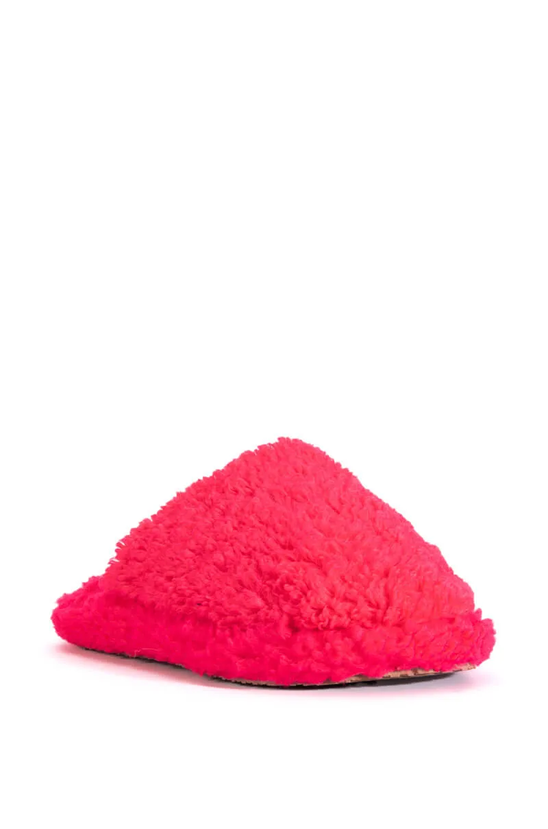 AKIRA CHICA FLUFFY SLIPPER IN FUCHSIA