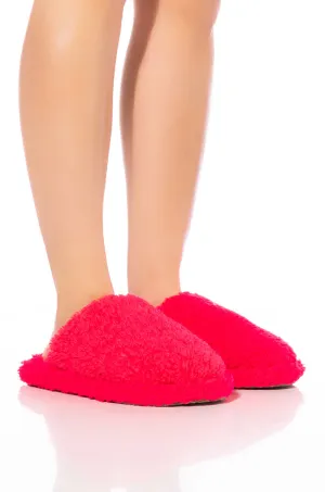 AKIRA CHICA FLUFFY SLIPPER IN FUCHSIA